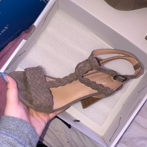 Grey heels size 10 - Picture 2 of 2